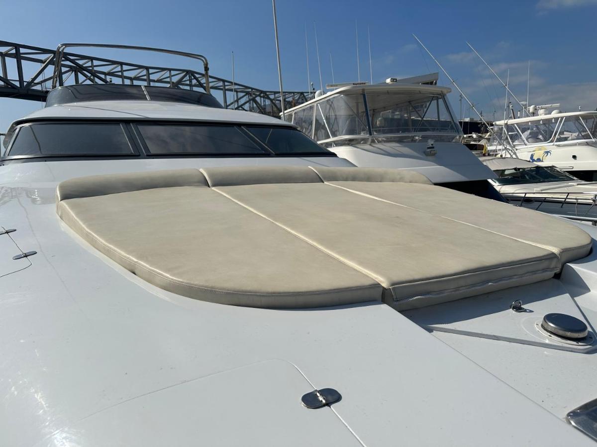 Отель Yacht 20Metros Сан-Адриан-де-Бесос Экстерьер фото