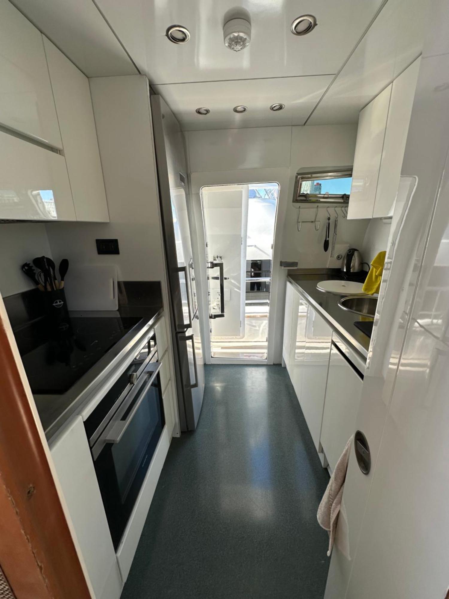 Отель Yacht 20Metros Сан-Адриан-де-Бесос Экстерьер фото